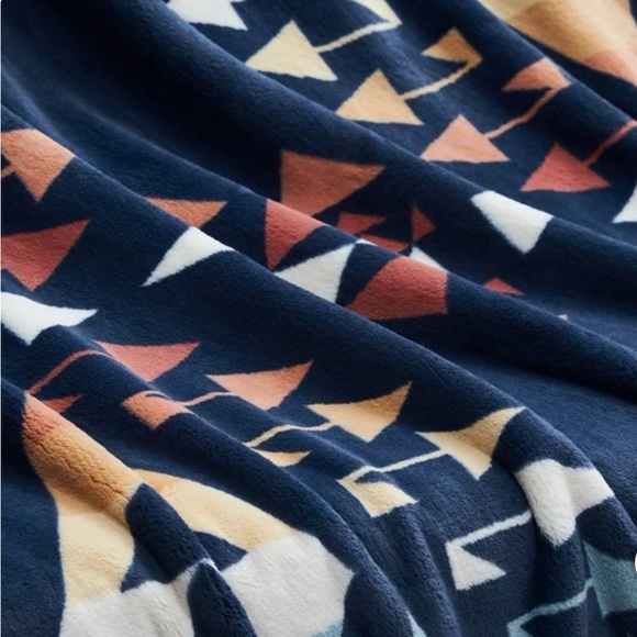 Pendleton Plush Throw 50" x 70" - Picture 4 of 5